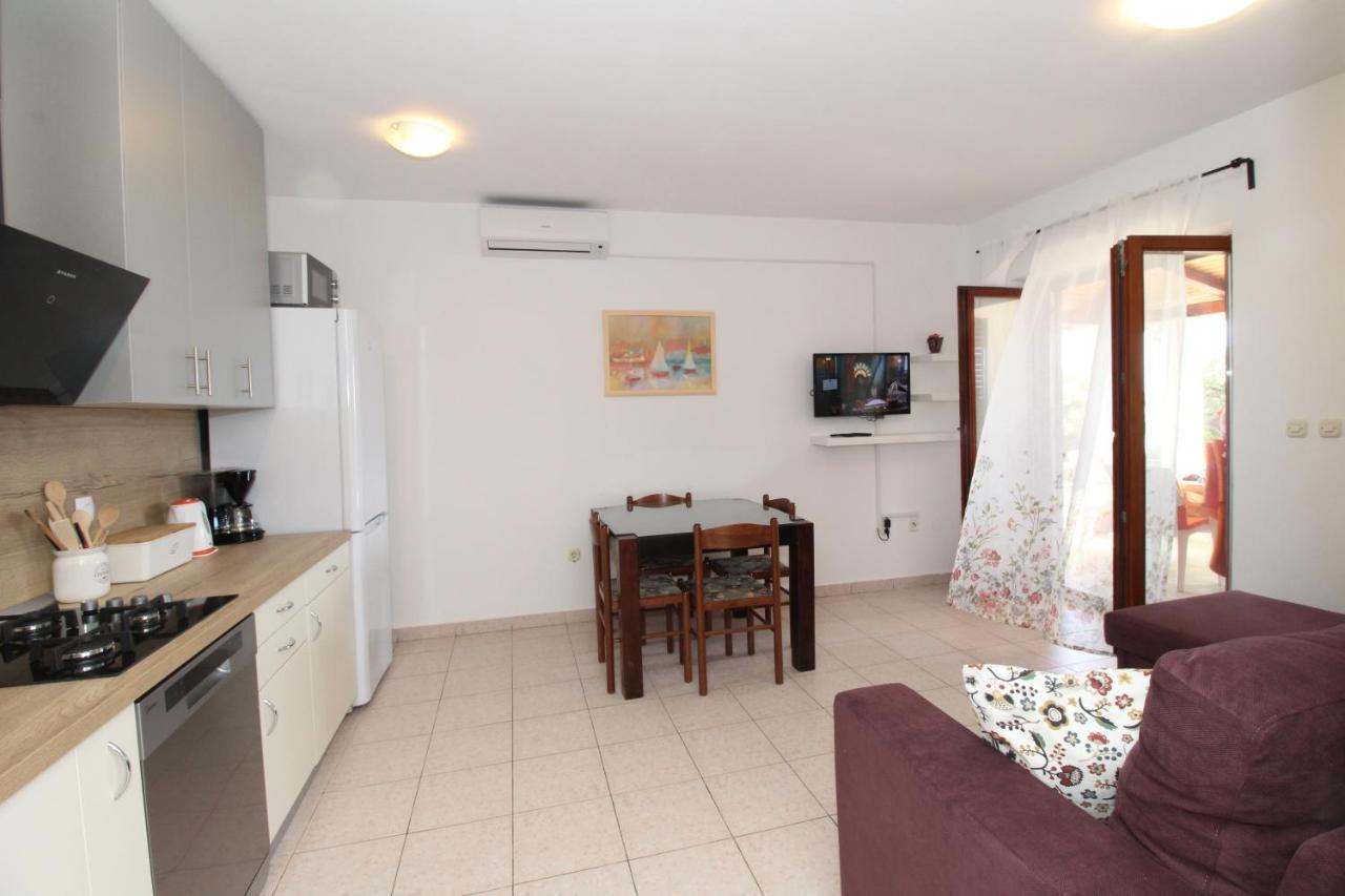 Apartments By The Sea Mandre, Pag - 6284 Kolan Zewnętrze zdjęcie