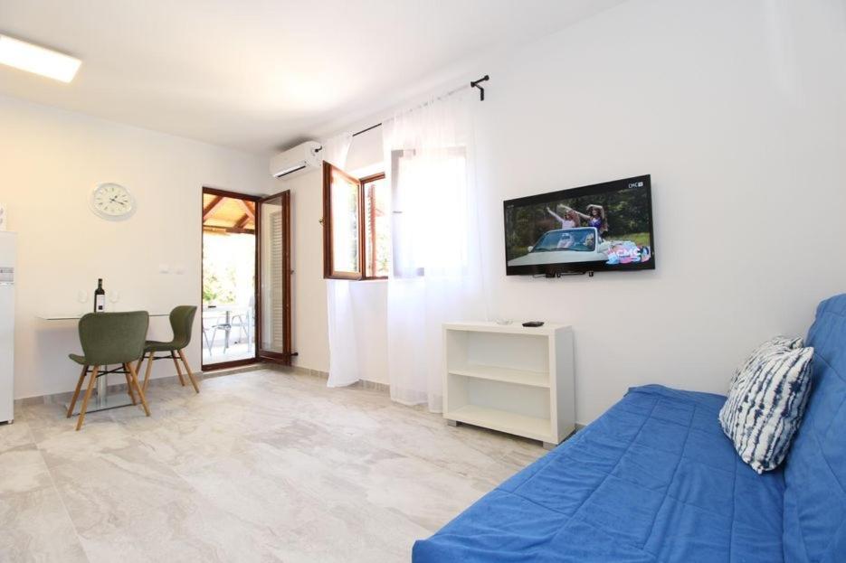 Apartments By The Sea Mandre, Pag - 6284 Kolan Zewnętrze zdjęcie